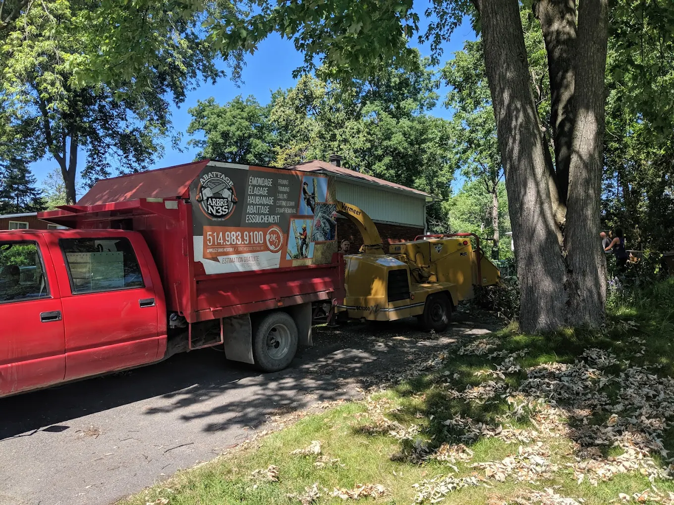 Camion et déchiqueteuse d'Arbre N3S sur un chantier résidentiel